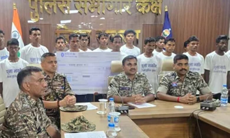 सुरक्षाबलों को मिली बड़ी सफलता, 16 नक्सलियों ने किया आत्मसमर्पण 1 KSHITITECH 2 26 KSHITITECH