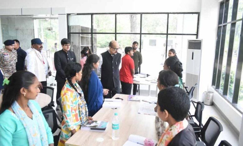 राज्यपाल डेका ने कम्प्यूटर प्रशिक्षण ले रहे विद्यार्थियों को व्यवसायिक गतिविधियों के लिए किया प्रोत्साहित 1 KSHITITECH 2 277 KSHITITECH