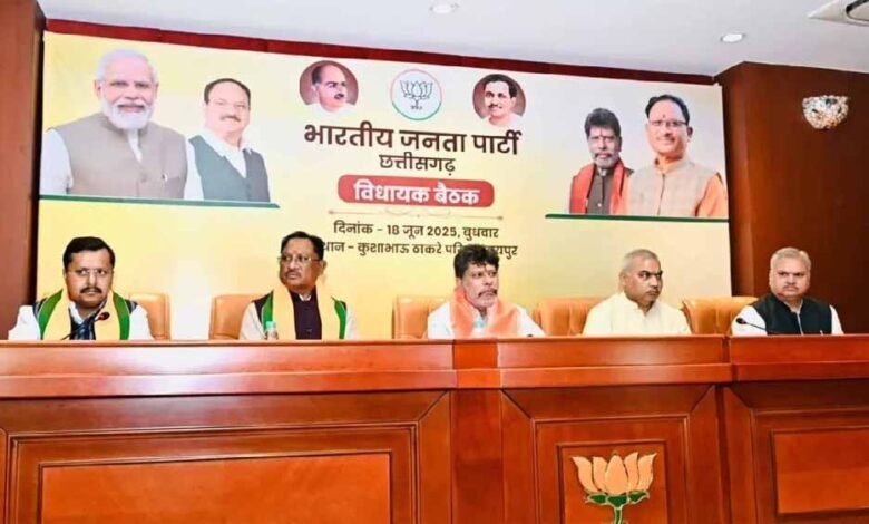 भाजपा के राष्ट्रीय सह संगठन मंत्री शिवप्रकाश और प्रदेश प्रभारी नितिन नबीन ने लगाई मंत्रियों की क्लास 1 KSHITITECH 2 282 KSHITITECH