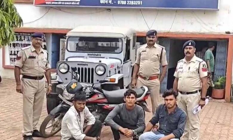 जीप चुराकर झाड़ियों में छिपाई , पुलिस ने तीन आरोपी को किया गिरफ्तार 1 KSHITITECH 2 294 KSHITITECH