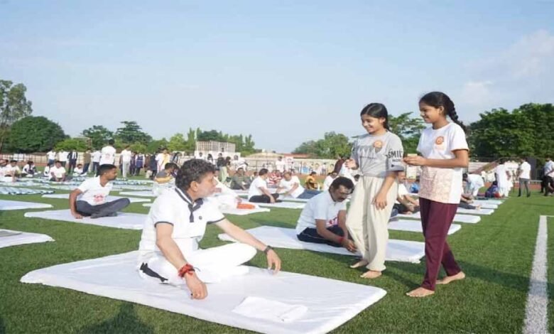 अंतरराष्ट्रीय योग दिवस में शामिल हुए बीजेपी प्रदेश अध्यक्ष किरण सिंहदेव 1 KSHITITECH 2 317 KSHITITECH