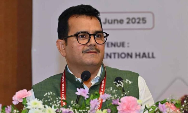 निवेश और औद्योगिक विकास को गति मिलने की संभावना : खनिज सचिव पी. दयानंद 1 KSHITITECH 2 377 KSHITITECH