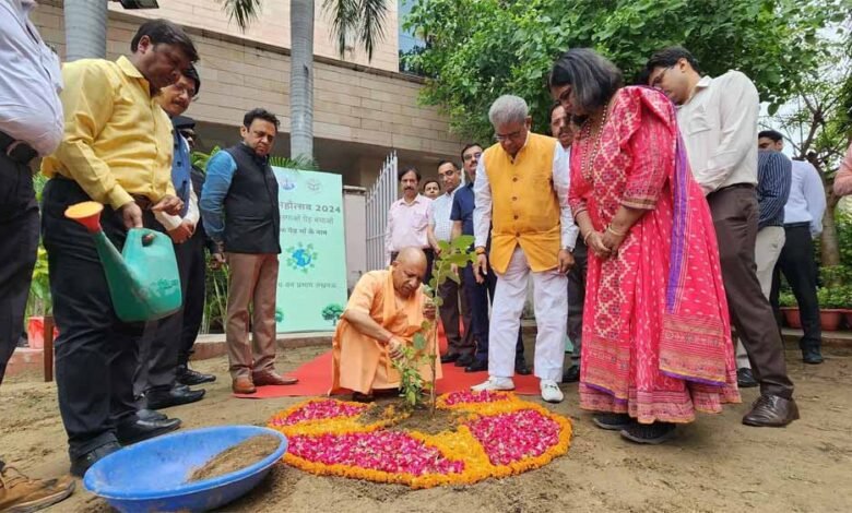 विश्व पर्यावरण दिवस पर सीएम योगी ने किया पौधरोपण 1 KSHITITECH 2 60 KSHITITECH