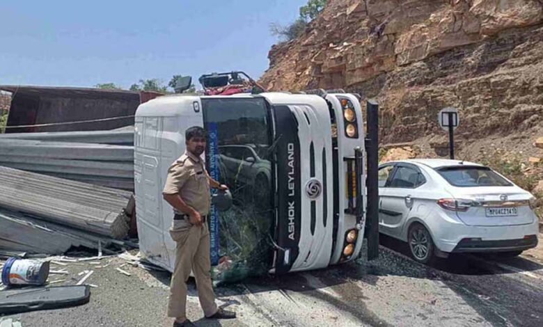 रीवा में ऑटो पर पलटा ट्रक, सात की मौत, कई लोग घायल 1 KSHITITECH 2 65 KSHITITECH