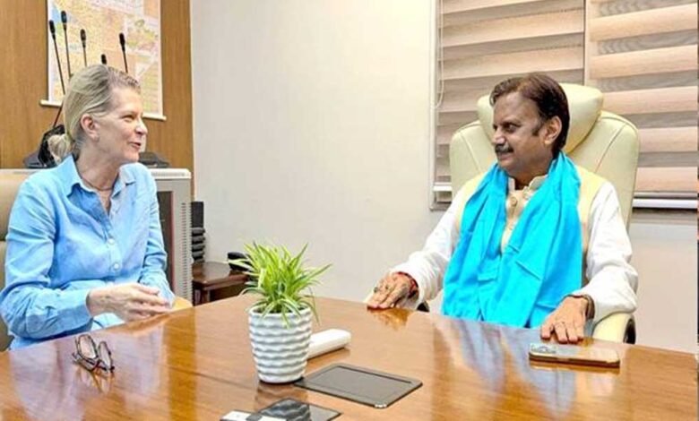उप मुख्यमंत्री शुक्ल ने यूनिसेफ इंडिया की प्रतिनिधि सुमैककैफ्री ने की सौजन्य भेंट 1 KSHITITECH 20A 121 KSHITITECH