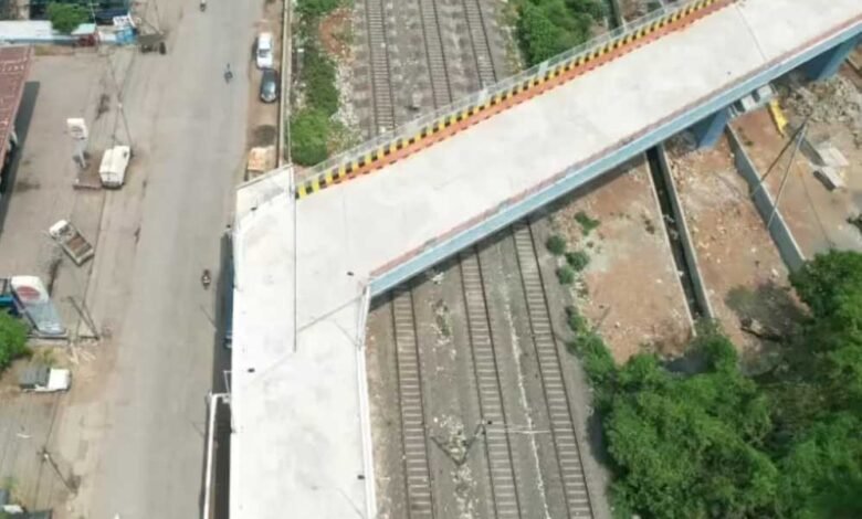 90 डिग्री मोड़ वाले ऐशबाग रेलवे ओवर ब्रिज पर वाहनों की रफ्तार कम रखने के लिए पांच स्पीड ब्रेकर बनाए जाएंगे 1 KSHITITECH 20A 47 KSHITITECH