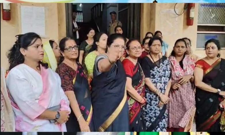 हिन्दू लड़कियों से रेप और धर्म परिवर्तन की साजिश, कांग्रेस पार्षद के खिलाफ भाजपा महिला मोर्चा ने कमिश्नर ऑफिस के सामने किया प्रदर्शन 1 KSHITITECH 20A 62 KSHITITECH