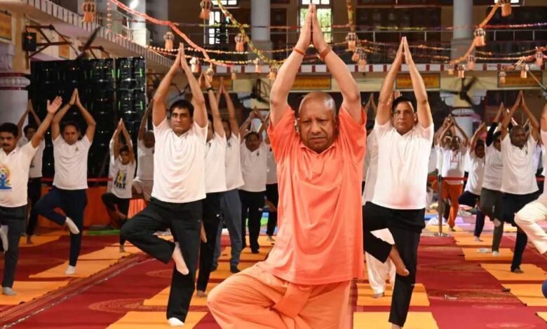 मुख्यमंत्री योगी आदित्यनाथ ने योग दिवस पर कहा कि योग से न सिर्फ शरीर स्वस्थ होता है, बल्कि मन भी स्वस्थ रहता है 1 KSHITITECH 21A33 KSHITITECH