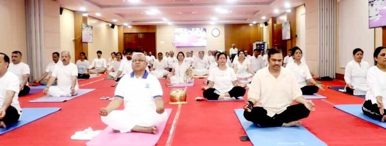 राजभवन में 11वां अंतर्राष्ट्रीय योग दिवस कार्यक्रम, योग के विभिन्न आसनों का हुआ अभ्यास 1 KSHITITECH 21A 1 KSHITITECH