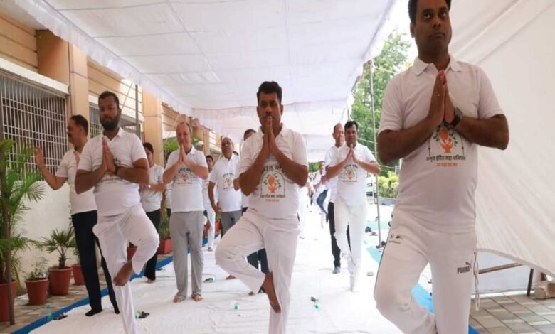 अंतर्राष्ट्रीय योग दिवस पर नगरीय प्रशासन एवं विकास विभाग में योग सत्र 1 KSHITITECH 21A 127 KSHITITECH