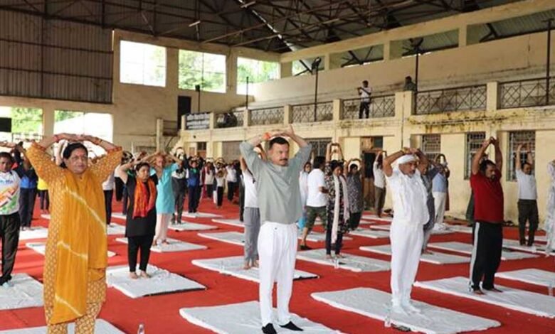 नर्मदापुरम जिले में स्कूली बच्चों, जनप्रतिनिधियों एवं नागरिकों ने किया सामूहिक योग अभ्यास 1 KSHITITECH 21A 128 1 KSHITITECH