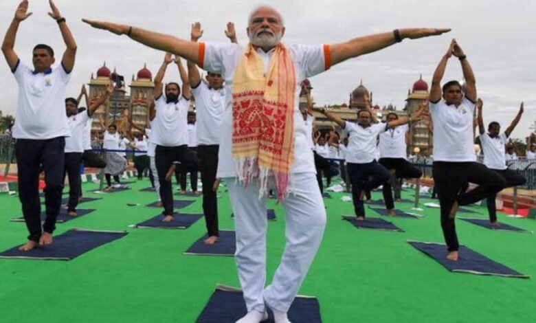 विशाखापट्टनम : PM मोदी ने लाखों लोगों के साथ किया योग, बोले तनाव से गुजर रही पूरी दुनिया के लिए योग एक पॉज बटन... 1 KSHITITECH 21A 7 KSHITITECH