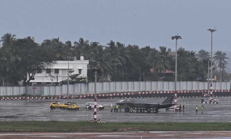 ब्रिटेन : F-35 Jet 7 दिनों से केरल में फंसा, ठीक करने में फेल हुए एक्सपर्ट्स, हैंगिंग की तैयारी, पर फंसा पेच 1 KSHITITECH 22A 142 KSHITITECH