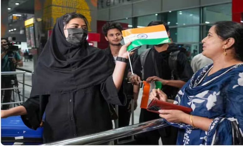 ऑपरेशन सिंधु के ईरान ने लिए खोला एयरस्पेस, इजरायल से जंग के बीच 290 छात्र भारत लौटे 1 KSHITITECH 22A 26 KSHITITECH