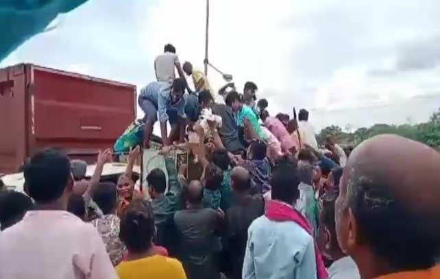 छत्तीसगढ़ के बेमेतरा में मुर्गियों से भरा वाहन पलटा, घायल ड्राइवर को बचाना छोड़ मुर्गियां लूटकर भागे लोग 1 KSHITITECH 23A 27 1 KSHITITECH