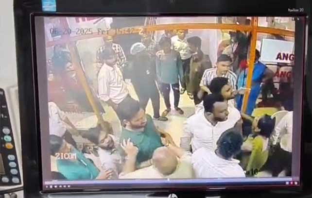 जबलपुर में युवा कांग्रेस अध्यक्ष पर अस्पताल में घुसकर डॉक्टर-स्टाफ से मारपीट का आरोप, FIR हुई दर्ज 1 KSHITITECH 23A 53 KSHITITECH
