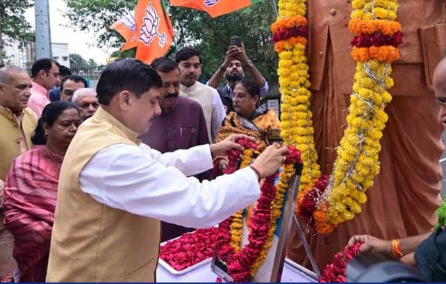 सीएम यादव, वीडी शर्मा और हितानंद शर्मा ने डॉ. श्यामा प्रसाद मुखर्जी की प्रतिमा पर श्रद्धांजलि अर्पित की 1 KSHITITECH 23A 69 KSHITITECH