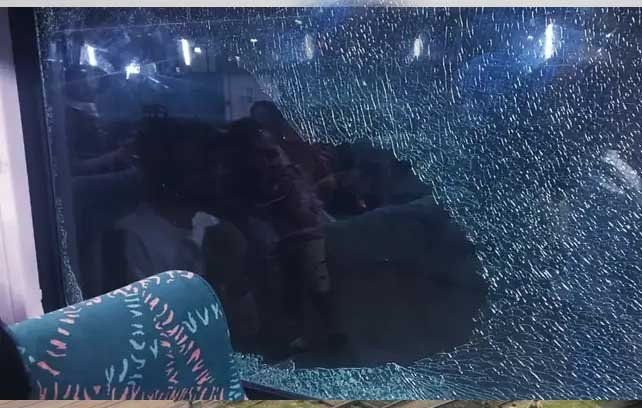 पत्थरबाजी से दहशत में रेलयात्री, शताब्दी एक्सप्रेस पर पथराव, कोच सी-5 की खिड़की का कांच टूटे 1 KSHITITECH 23A 74 KSHITITECH