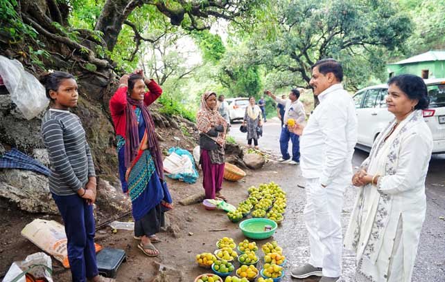 मुख्यमंत्री डॉ. यादव ने इन सभी बच्चों को रोज स्कूल जाने और मन लगाकर पढ़ाई करने की मनुहार की 1 KSHITITECH 23A 8 KSHITITECH