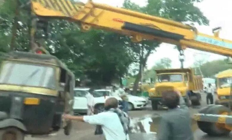 भोपाल में लम्बे समय से एक जगह खड़े कार-ऑटो जब्त: ट्रैफिक सिस्टम सुधारने के लिए सड़क पर उतरा अमला 1 KSHITITECH 23A 99 KSHITITECH