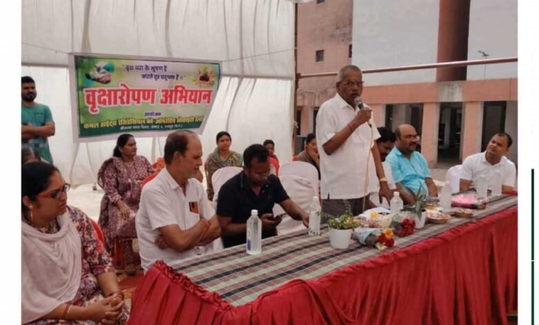 रायपुर : वृक्षारोपण अभियान में शामिल हुए रायपुर विकास प्राधिकरण अध्यक्ष श्री साहू 1 KSHITITECH 24A 100 KSHITITECH
