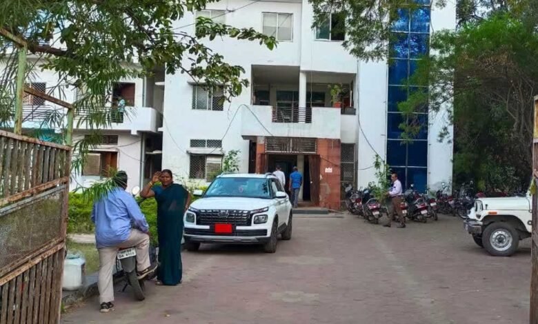 राजधानी में एक बार फिर शासकीय नजूल भूमि पर हुए कथित घोटाले ने राजनीतिक और प्रशासनिक हलकों में हलचल मचा दी 1 KSHITITECH 24A 121 KSHITITECH
