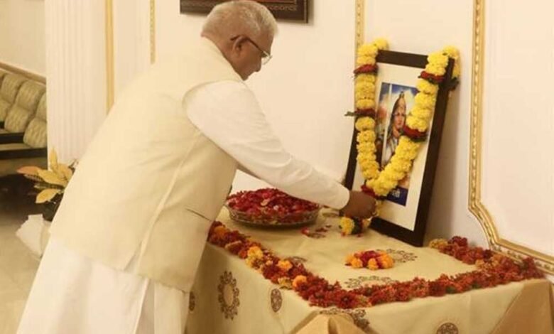 वीरांगना रानी दुर्गावती के बलिदान दिवस पर राज्यपाल पटेल ने माल्यार्पण कर नमन किया 1 KSHITITECH 24A 144 KSHITITECH