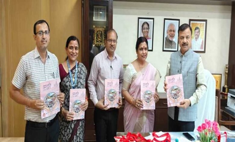 मंत्री सिंह ने कहा कि स्कूल की वार्षिक पत्रिका बच्चों की प्रतिभा को निखारने का एक अच्छा माध्यम 1 KSHITITECH 24A 152 1 KSHITITECH