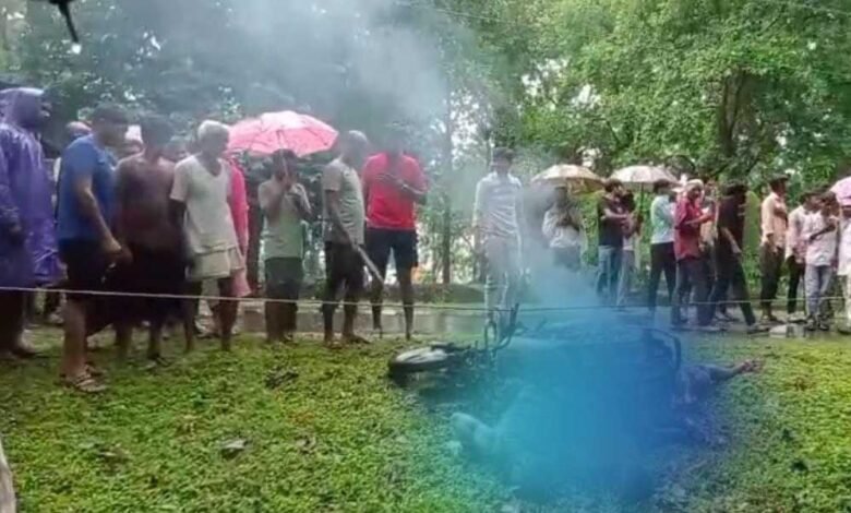 पेड़ का हिस्सा टूटकर 11 केवी लाइन पर गिरा, बीच सड़क पर झूल रहा था वायर, चपेट में आया परिवार, तीन लोग जिंदा जल गए 1 KSHITITECH 24A 53 1 KSHITITECH