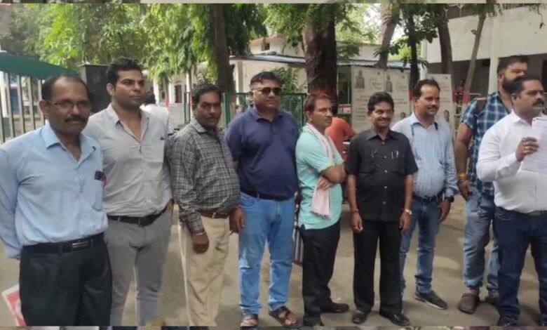 बिलासपुर के डिप्टी कलेक्टर से कर्मचारी परेशान, अभद्रता का आरोप, कर्मचारी संघ ने खोला मोर्चा 1 KSHITITECH 24A 84 KSHITITECH