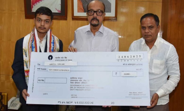 रायपुर : राज्यपाल श्री डेका ने मेधावी छात्र आदित्य का किया सम्मान 1 KSHITITECH 24A 93 KSHITITECH