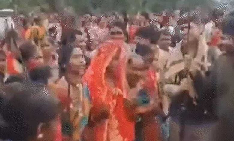 हिड़मा के गांव में बेटी को CRPF ने दी विदाई, शादी के बाद कैंप मिलने पहुंची, अफसरों ने नजर उतारी 1 KSHITITECH 25 A 76 KSHITITECH