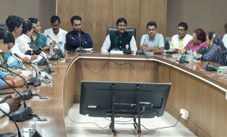 आयुक्त संकेत भोंडवे ने जनप्रतिनिधियों से शहरी क्षेत्र में विकास से जुड़े विभिन्न मुद्दों पर चर्चा की 1 KSHITITECH 25 A 91 1 KSHITITECH