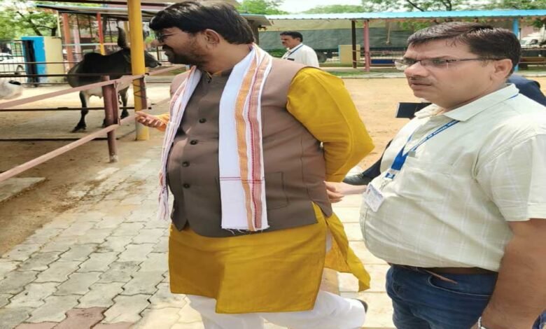 पशुपालन मंत्री पटेल ने गौ-शाला परिसर में बहुउद्देशीय पशु चिकित्सालय, आईओसीएल के गैस प्लांट, मिल्क पार्लर आदि को देखा 1 KSHITITECH 26A 17 1 KSHITITECH