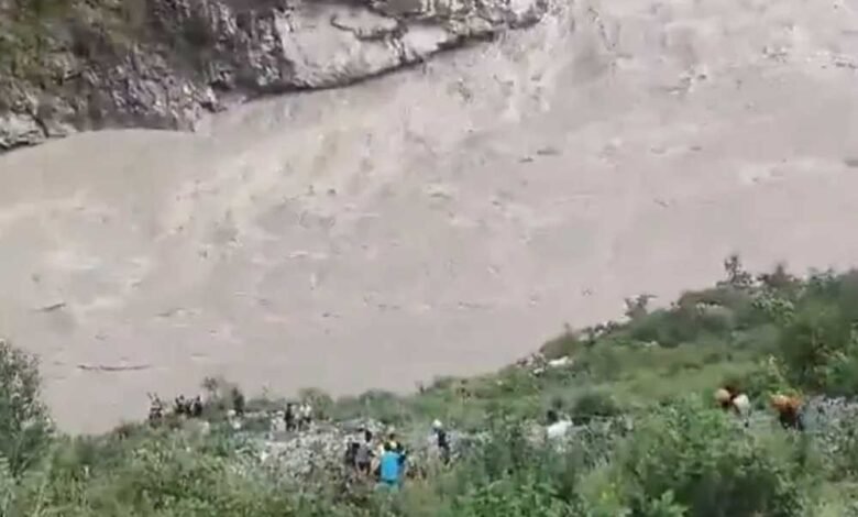 उत्तराखंड के रुद्रप्रयाग में बड़ा हादसा, अलकनंदा नदी में गिरा टेंपो ट्रैवलर, 2 की मौत 1 KSHITITECH 26A 41 KSHITITECH