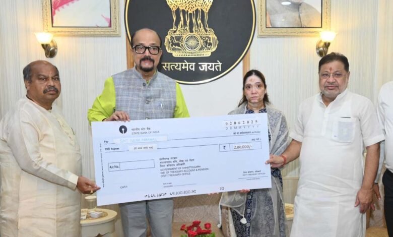 राज्यपाल डेका ने पहलगाम आतंकी हमले में जान गंवाने वाले स्वर्गीय अग्रवाल के परिजनों को दी 2 लाख रूपये की सहायता राशि 1 KSHITITECH 2A 109 KSHITITECH