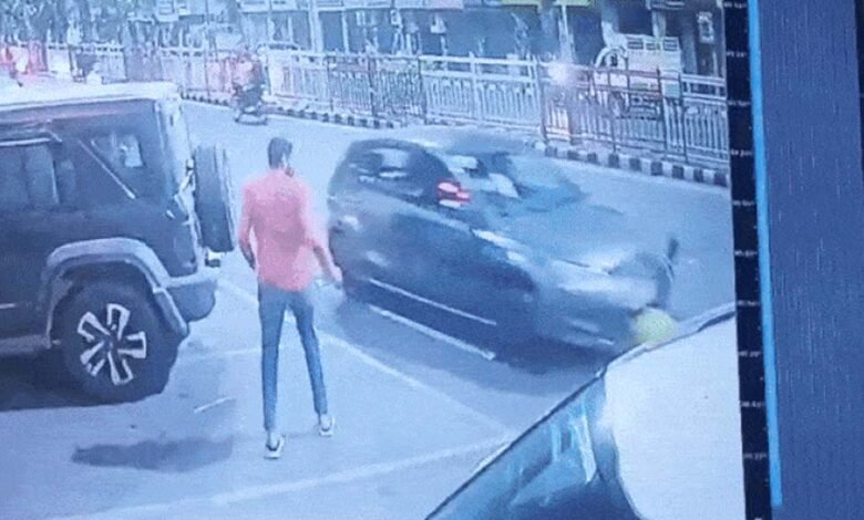 न्यू मार्केट में सड़क किनारे नाश्ता कर रहे 3 दोस्तों को तेज रफ्तार कार ने रौंदा, एक की हालत नाजुक 1 KSHITITECH 2A 66 1 KSHITITECH