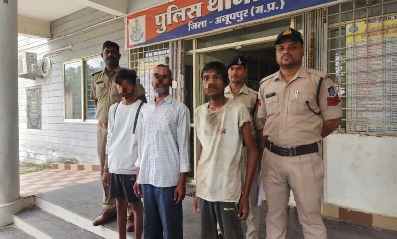 रात्री गश्त मे लंबे समय से फरार चल रहे 02 स्थाई गिरफ्तारी वारंट एवं 04 गिरफ्तारी वारंट के वारंटियों की किया गिरफ्तार 1 KSHITITECH 30A 77 KSHITITECH