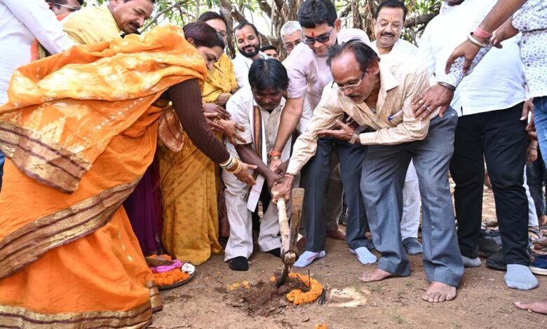 राजस्व मंत्री वर्मा ने तुलसी में सीसी रोड निर्माण हेतु भूमि पूजन 1 KSHITITECH 3A 123 1 KSHITITECH
