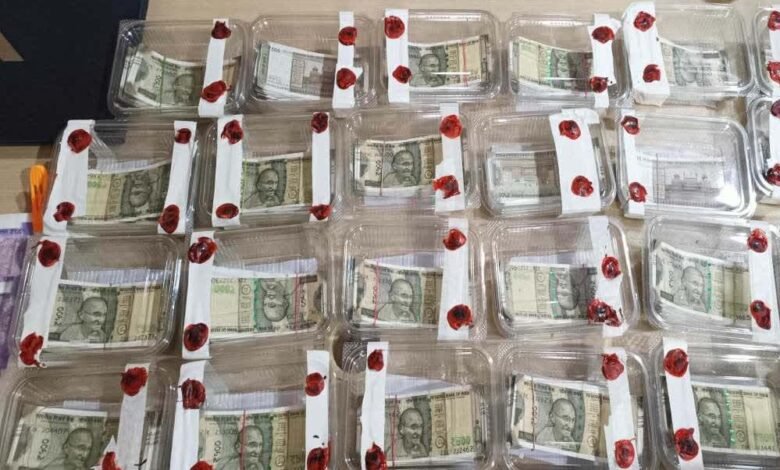 देवास पुलिस ने कार्रवाई करते हुए 5 आरोपियों के कब्जे से 16 लाख रु के नकली नोट जब्त किए 1 KSHITITECH 3A 61 1 KSHITITECH