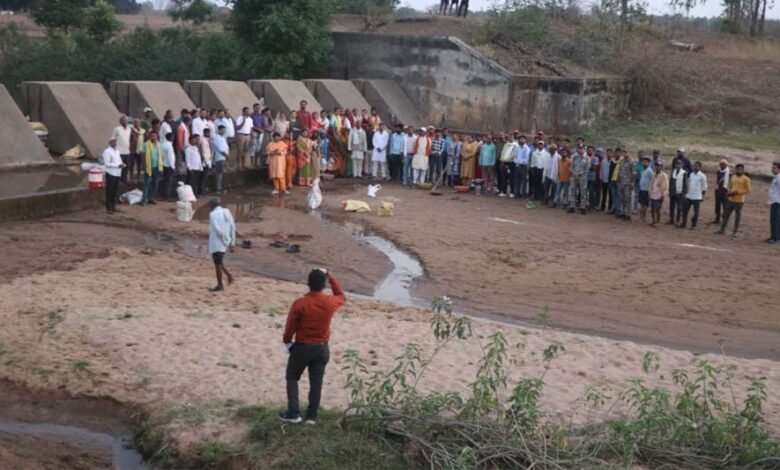 ग्रामीणों को नर्मदा नदी के किनारों को पर्यावरण सरंक्षण के उद्देश्य से साफ सफाई की शपथ दिलाई जा रही 1 KSHITITECH 4A 99 KSHITITECH