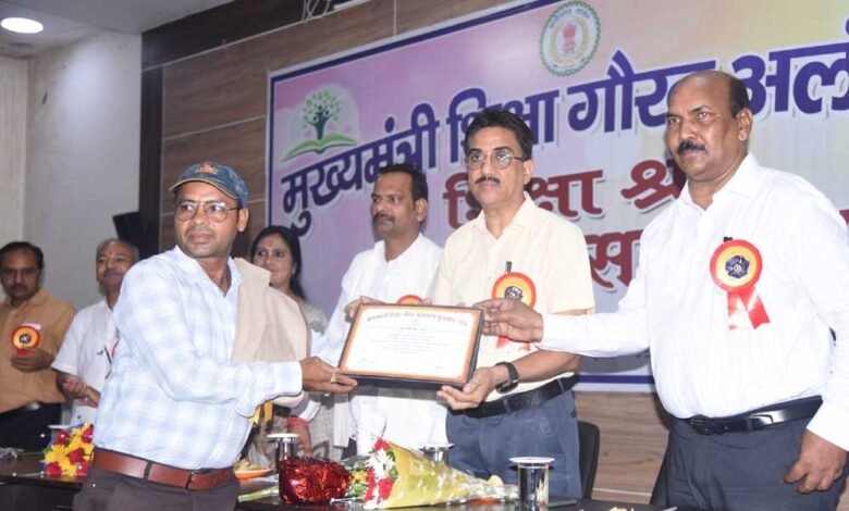 स्कूलों में ज्वाइन करने लगे युक्तियुक्त शिक्षक, ग्रामीणों व बच्चों में खुशी का माहौल 1 KSHITITECH 7A 12 KSHITITECH