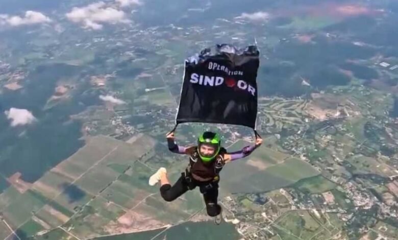 प्रयागराज की अनामिका ने बैंकॉक में 12 हजार फीट की ऊंचाई से फहराया ऑपरेशन सिंदूर का झंडा... 1 KSHITITECH 7A 14 1 KSHITITECH