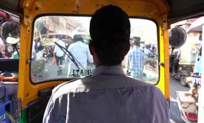 ऑटो में व्यापारी भूल गया था 17 लाख रुपए, ड्राइवर ने उसका पूरा पैसा लौटा दिया, दिल खोलकर हो रही तारीफ 1 KSHITITECH auto1 KSHITITECH