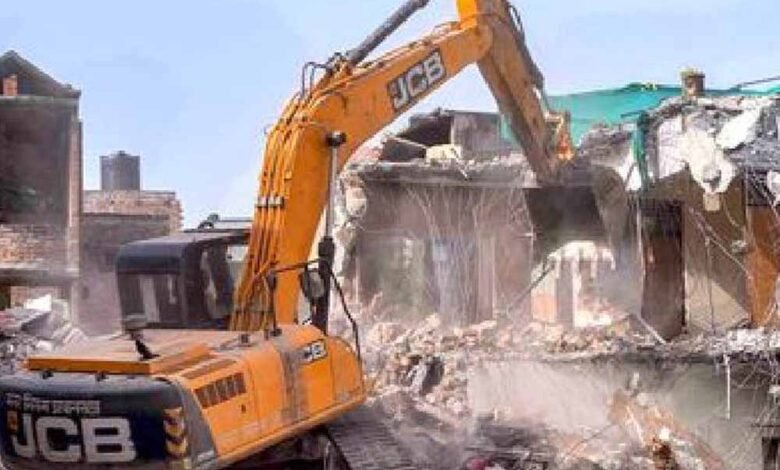 प्रयागराज में चैंबर तोड़ने पर भड़के वकीलों ने किया चक्का जाम, कचहरी परिसर के बाहर हुआ बुलडोजर ऐक्शन 1 KSHITITECH boldojar1 KSHITITECH
