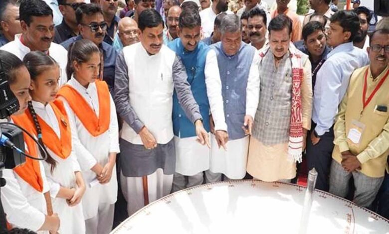मुख्यमंत्री ने शंकु यंत्र पर परछाई परिचालन व्यवस्था में शून्य होती परछाई को देखा और उपस्थित सभी को सूर्य परिचालन समझाया 1 KSHITITECH cm4 6 KSHITITECH