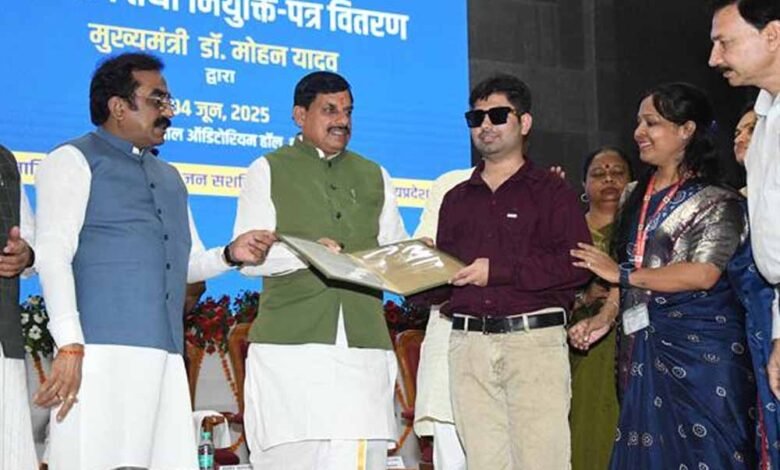 दिव्यांगजन अपनी क्षमता, योग्यता, संघर्षशीलता और सकारात्मकता के आधार पर समाज में अपना स्थान बनाते हैं : मुख्यमंत्री डॉ. यादव 1 KSHITITECH divyang KSHITITECH