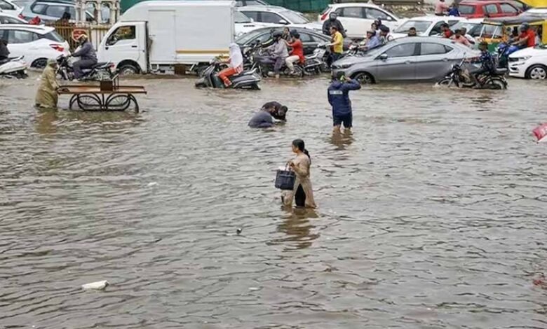 गुजरात में भारी बारिश से मची तबाही, घरों में घुसा पानी, सड़कें बनी तालाब, 3 जिलों में रेड अलर्ट 1 KSHITITECH gujrat1 KSHITITECH
