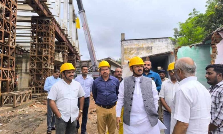 रेलवे ओवर ब्रिज निर्माण कार्यों का मौके पर पहुंच राज्यमंत्री श्री दिलीप जायसवाल ने लिया जायजा 1 KSHITITECH jaiswal 1 KSHITITECH