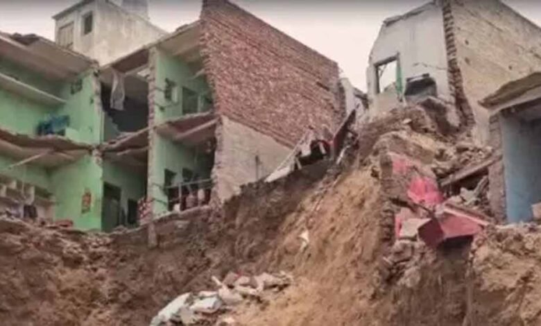 मथुरा में बड़ा हादसा! खुदाई के दौरान टीले पर बने मकान ढहे, मलबा हटाने और फंसे हुए लोगों को निकालने का काम जारी 1 KSHITITECH jcb1 1 KSHITITECH